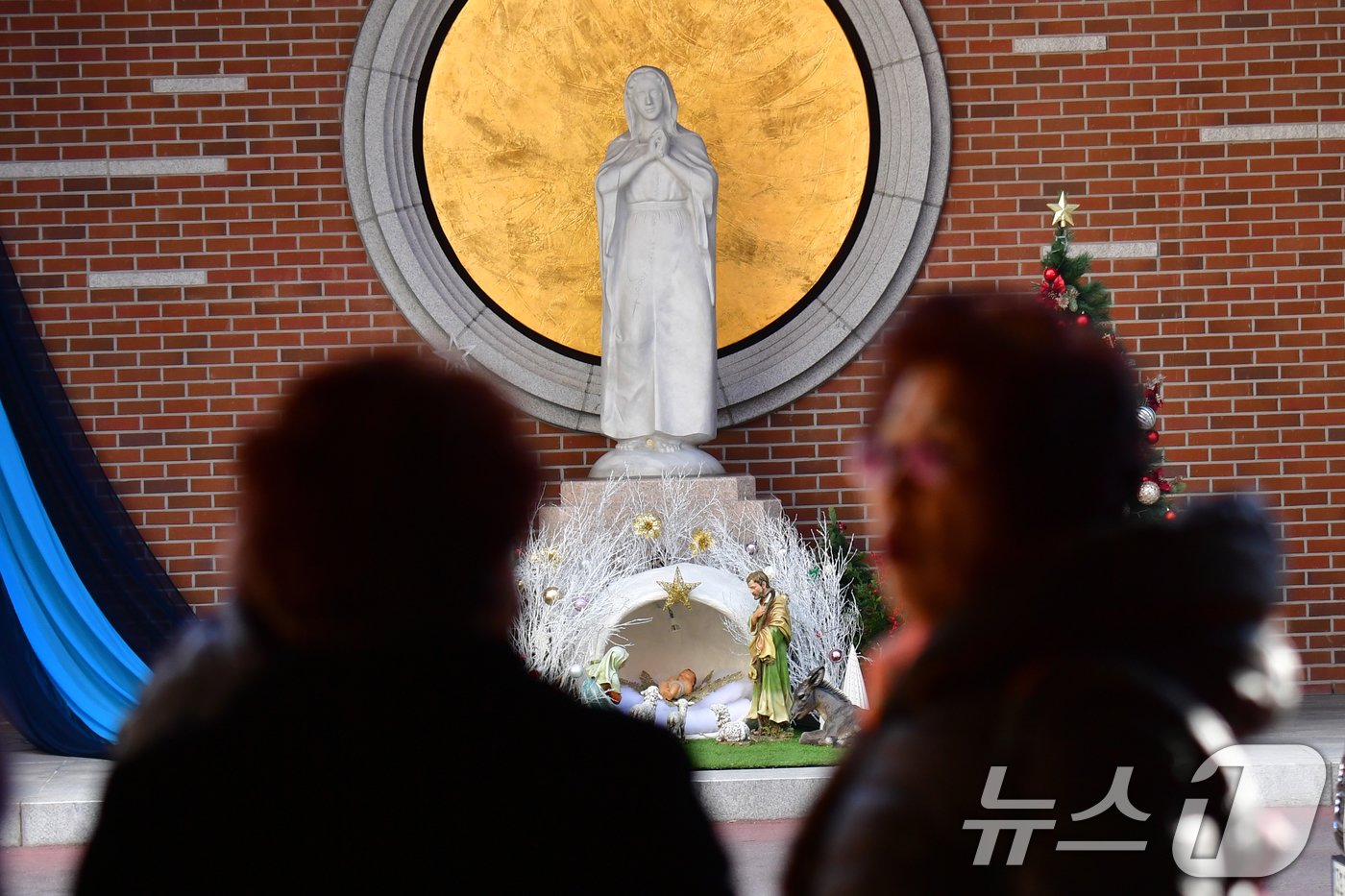 본문 이미지 - 성탄절인 25일 경북 포항시 죽도성당에서 신자들이 성모당에 마련된 성탄 구유 앞에서 아기 예수 탄생을 축복하고 있다. 2024.12.25/뉴스1 ⓒ News1 최창호 기자