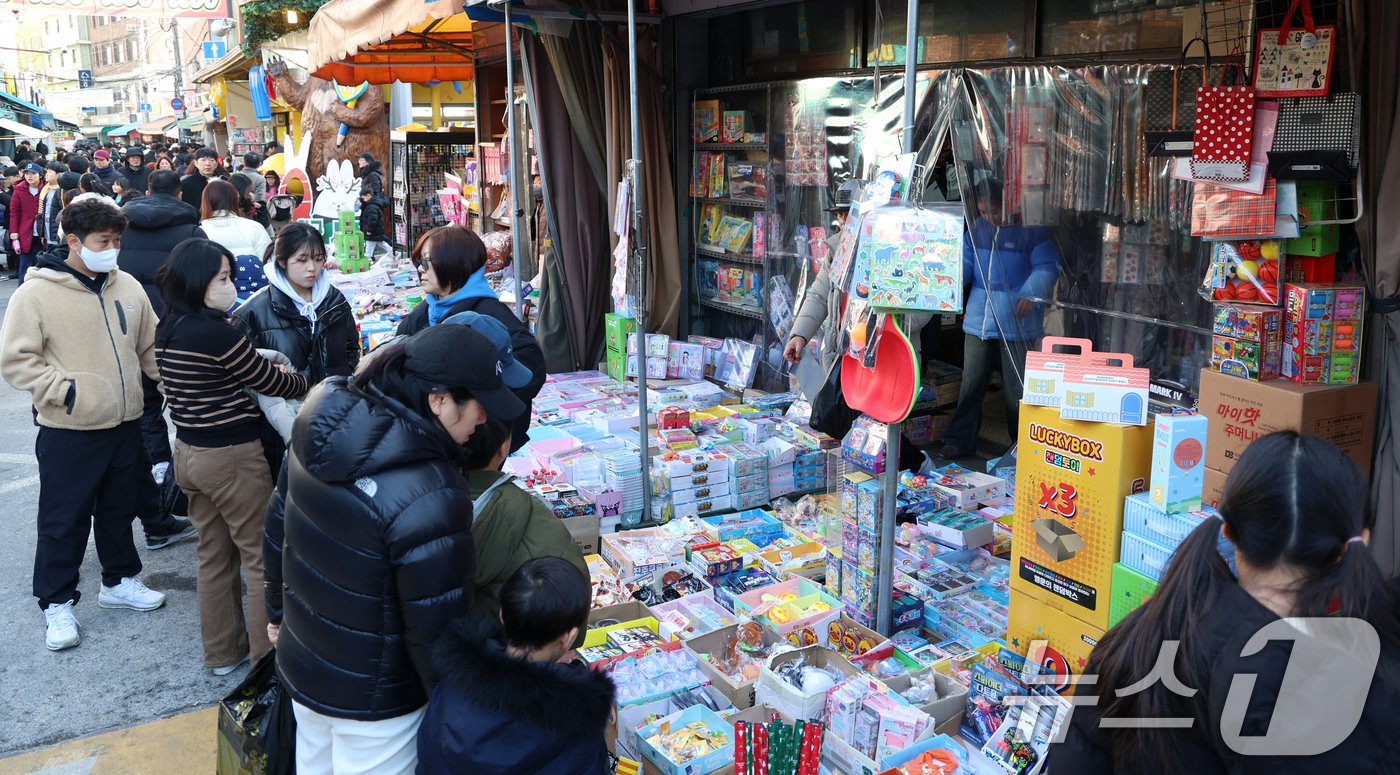 본문 이미지 - 크리스마스인 25일 서울 종로구 창신동 동대문 문구·완구 도매 종합시장에서 가족단위 시민들이 선물을 고르고 있다. 2024.12.25/뉴스1 ⓒ News1 김명섭 기자