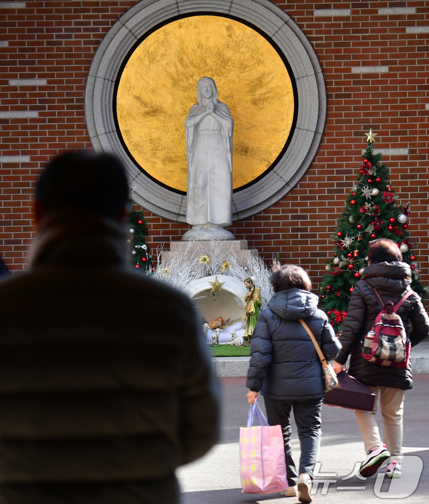 (포항=뉴스1) 최창호 기자 = 성탄절인 25일 경북 포항시 죽도성당에서 신자들이 성모당에 마련된 성탄 구유 앞에서 아기 예수 탄생을 축복하고 있다. 2024.12.25/뉴스1