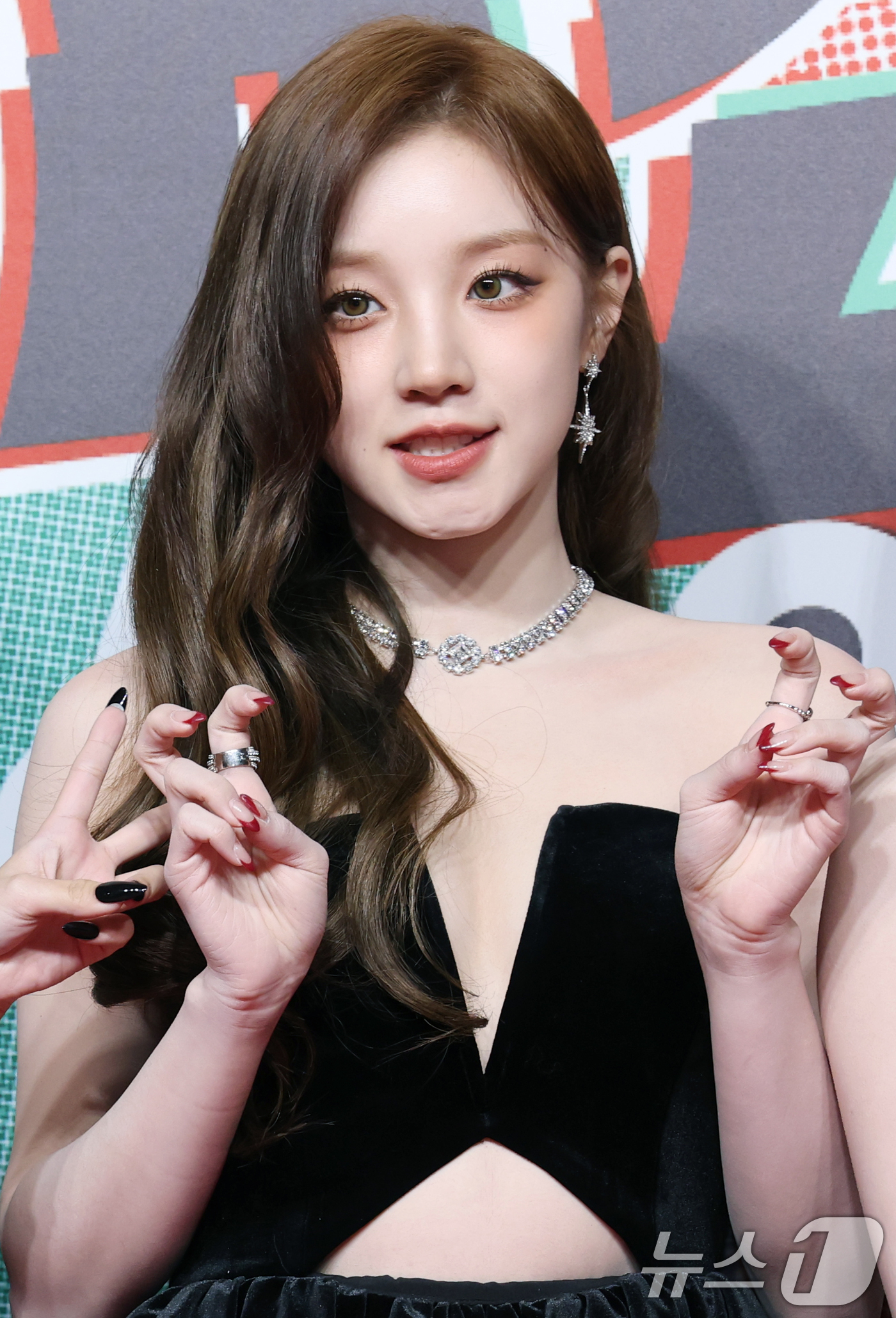 (인천=뉴스1) 권현진 기자 = (여자)아이들 우기가 크리스마스인 25일 인천 인스파이어 아레나에서 열린 ‘2024 SBS 가요대전’(이하 ‘가요대전’) 레드카펫 행사에 참석해 포 …