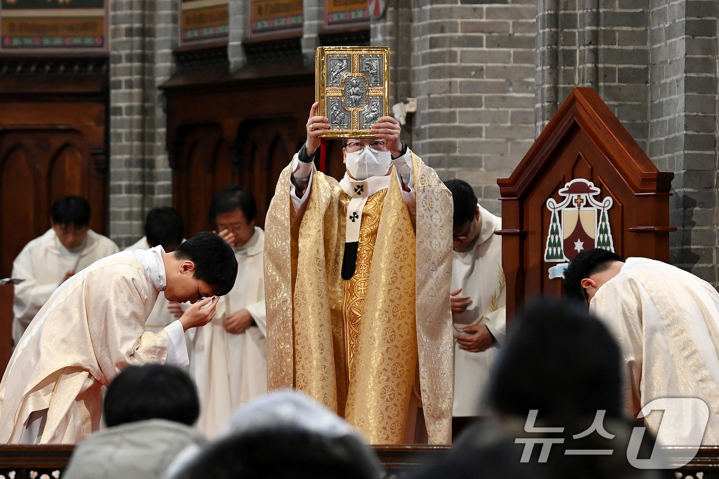 (서울=뉴스1) 사진공동취재단 = 천주교 서울대교구장 정순택 대주교가 25일 서울 중구 명동성당에서 주님 성탄 대축일 낮 미사를 집전하고 있다. 2024.12.25/뉴스1