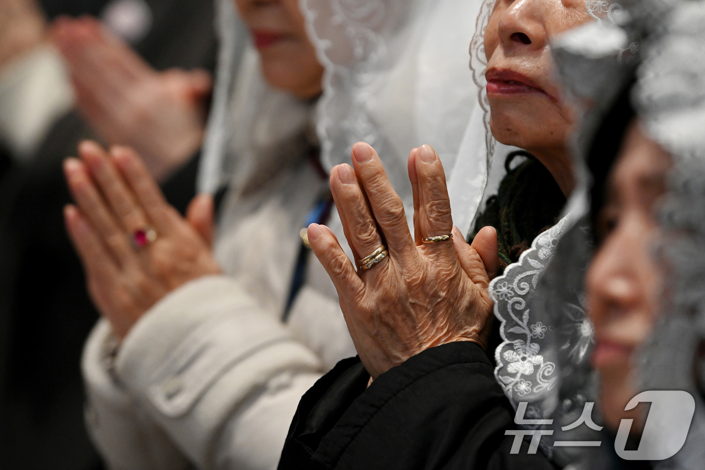 (서울=뉴스1) 사진공동취재단 = 25일 서울 중구 명동성당에서 열린 주님 성탄 대축일 낮 미사에 신도들이 기도를 하고 있다. 2024.12.25/뉴스1