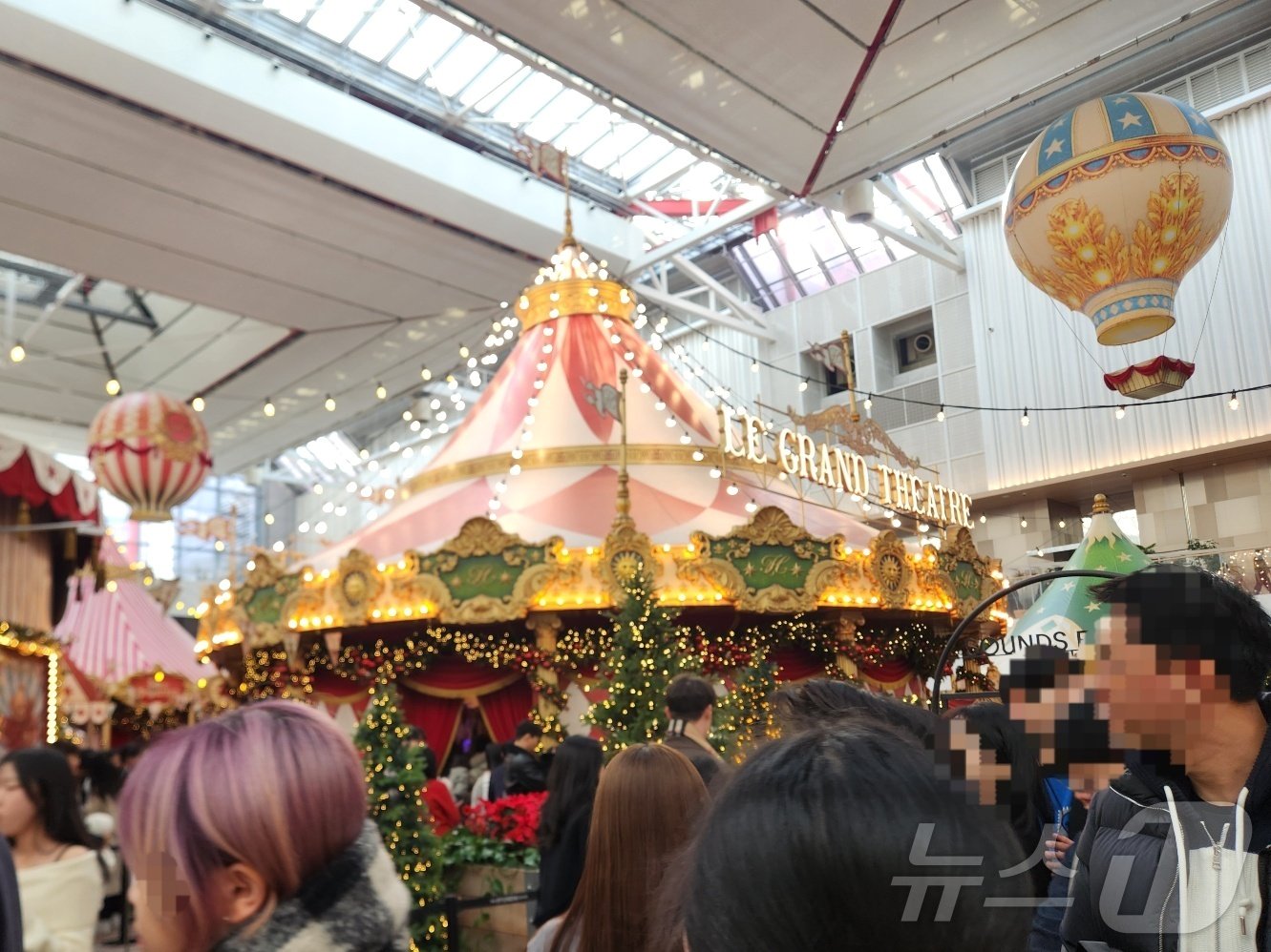 본문 이미지 - 25일 오후 1시쯤 서울 여의도 더현대서울 5층 매장. 2024.12.25/뉴스1 김예원 기자