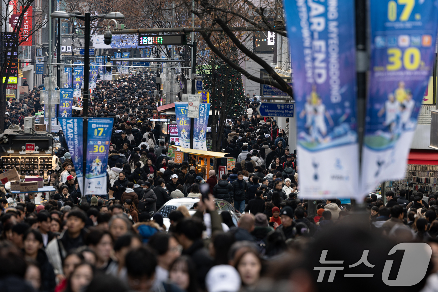 (서울=뉴스1) 이승배 기자 = 성탄절인 25일 오후 서울 중구 명동거리가 사람들로 북적이고 있다. 2024.12.25/뉴스1