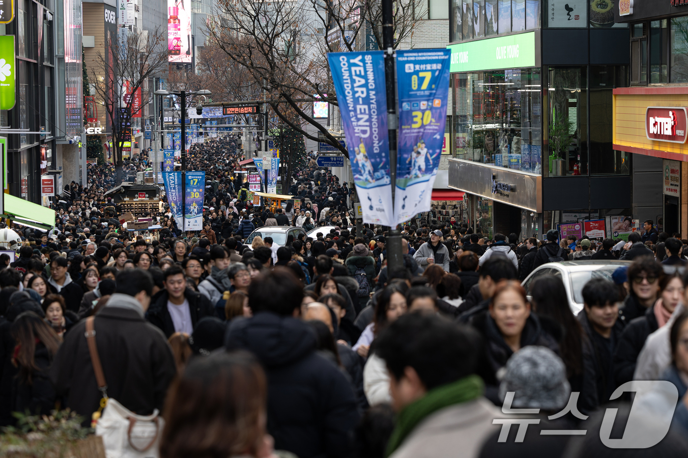 (서울=뉴스1) 이승배 기자 = 성탄절인 25일 오후 서울 중구 명동거리가 사람들로 북적이고 있다. 2024.12.25/뉴스1