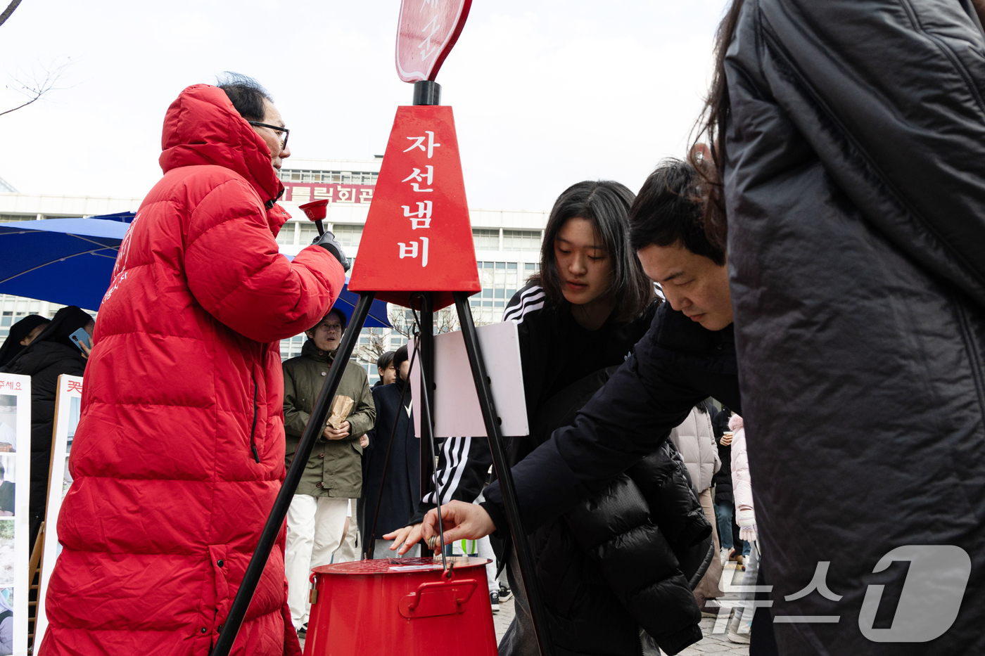(서울=뉴스1) 이승배 기자 = 성탄절인 25일 오후 서울 중구 명동거리에서 시민들이 구세군 자선냄비에 기부하고 있다. 2024.12.25/뉴스1
