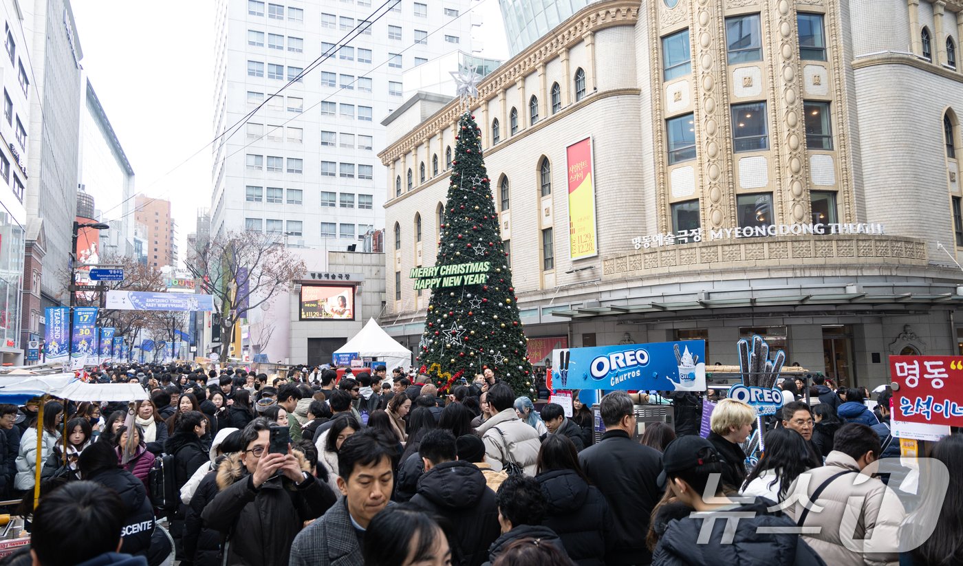 탄절인 25일 오후 서울 중구 명동거리가 사람들로 북적이고 있다. 2024.12.25/뉴스1 ⓒ News1 이승배 기자