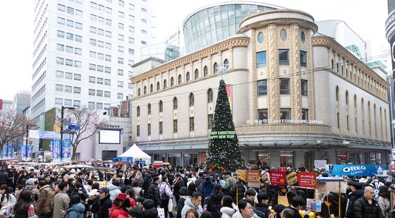 인파로 북적이는 크리스마스 명동