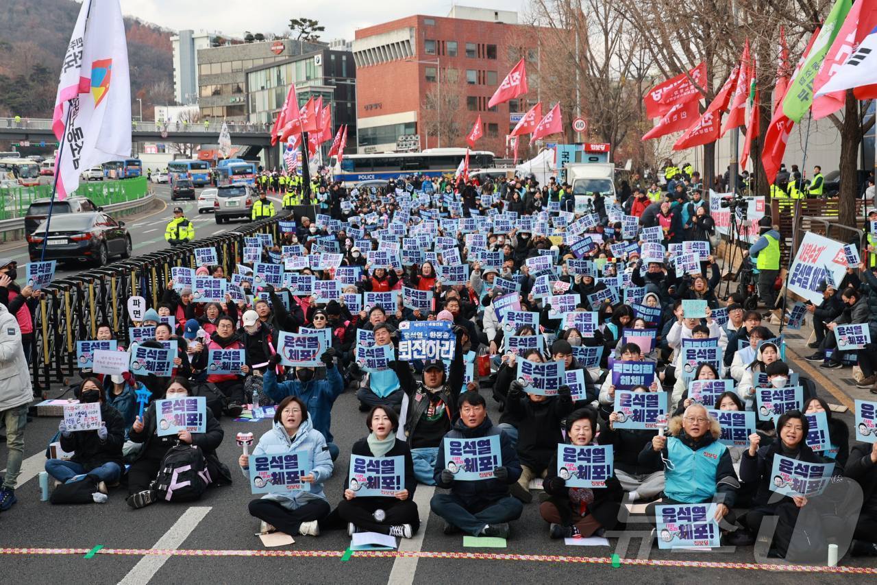 (서울=뉴스1) 안은나 기자 = 김재연 진보당 상임대표 등이 25일 서울 용산구 대통령 관저 인근에서 '진보당 내란수괴 윤석열 체포대회'를 열고 있다. (진보당 제공) 2024.1 …