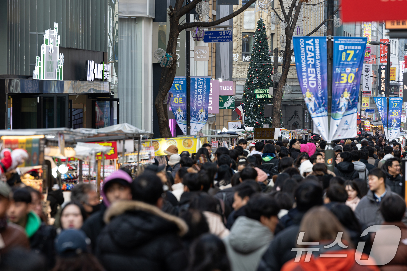 (서울=뉴스1) 이승배 기자 = 성탄절인 25일 오후 서울 중구 명동거리가 사람들로 북적이고 있다. 2024.12.25/뉴스1