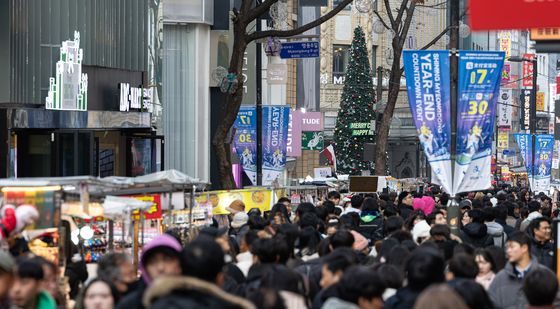 크리스마스 맞아 인파 가득한 명동