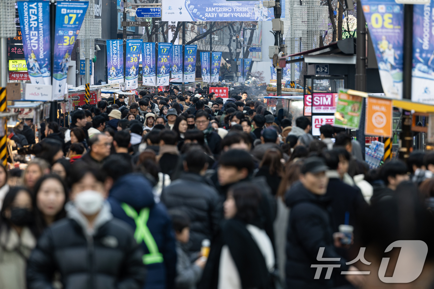 (서울=뉴스1) 이승배 기자 = 성탄절인 25일 오후 서울 중구 명동거리가 사람들로 북적이고 있다. 2024.12.25/뉴스1