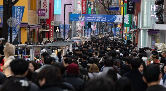 성탄절 맞아 북적이는 명동