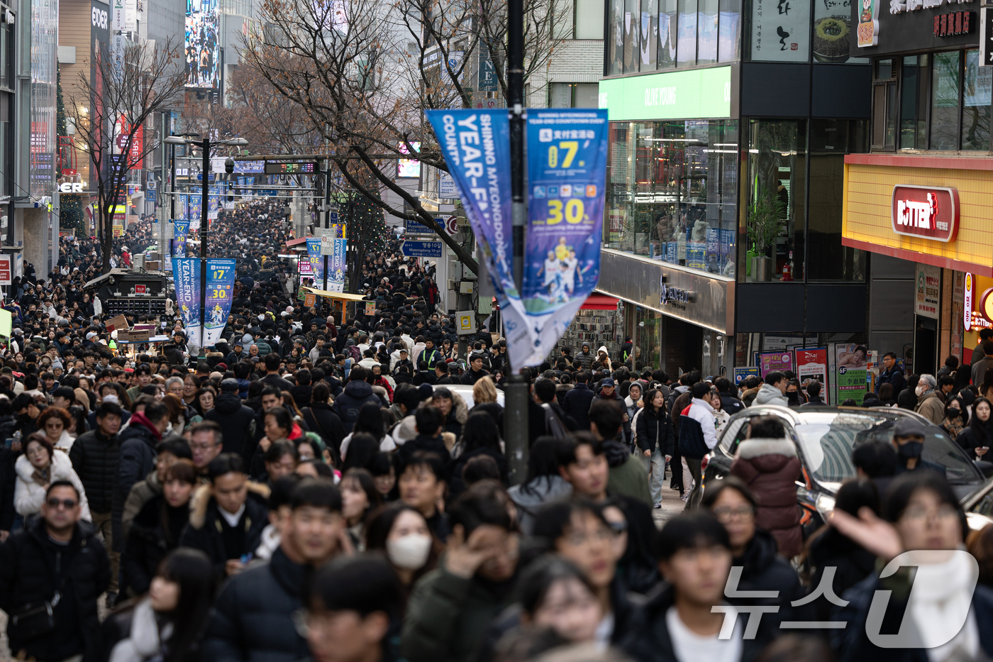 (서울=뉴스1) 이승배 기자 = 성탄절인 25일 오후 서울 중구 명동거리가 사람들로 북적이고 있다. 2024.12.25/뉴스1