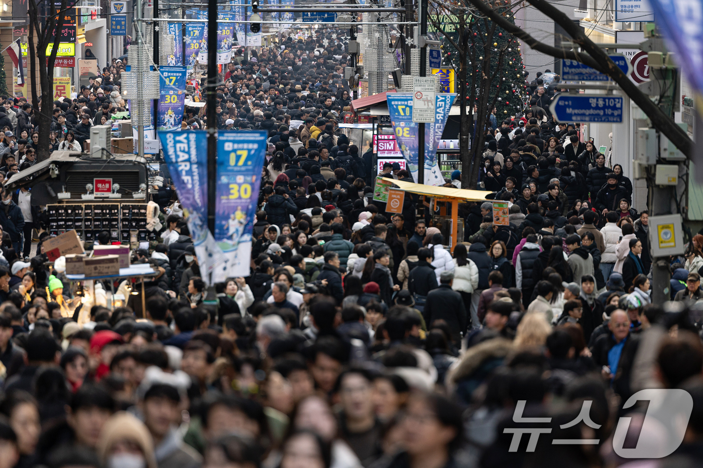 (서울=뉴스1) 이승배 기자 = 성탄절인 25일 오후 서울 중구 명동거리가 사람들로 북적이고 있다. 2024.12.25/뉴스1