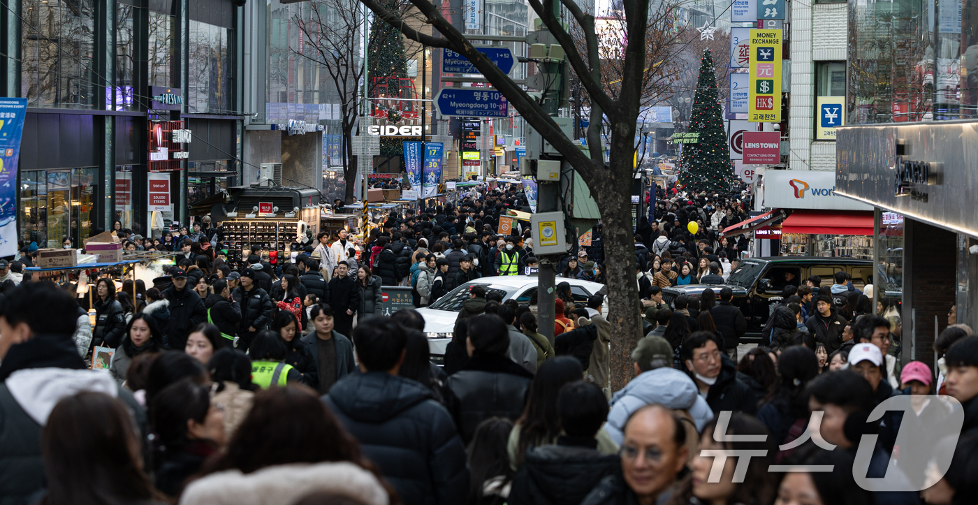 (서울=뉴스1) 이승배 기자 = 성탄절인 25일 오후 서울 중구 명동거리가 사람들로 북적이고 있다. 2024.12.25/뉴스1