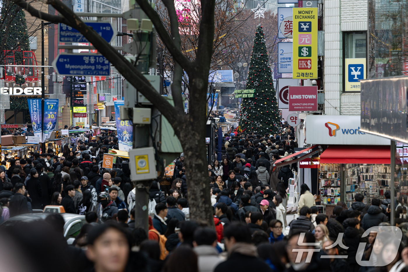 (서울=뉴스1) 이승배 기자 = 성탄절인 25일 오후 서울 중구 명동거리가 사람들로 북적이고 있다. 2024.12.25/뉴스1