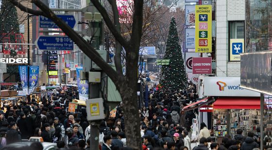 성탄절 맞아 인파 가득한 명동