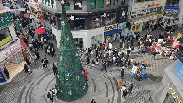 "이제야 연말 같네요"…크리스마스 맞은 대전 도심가 북적