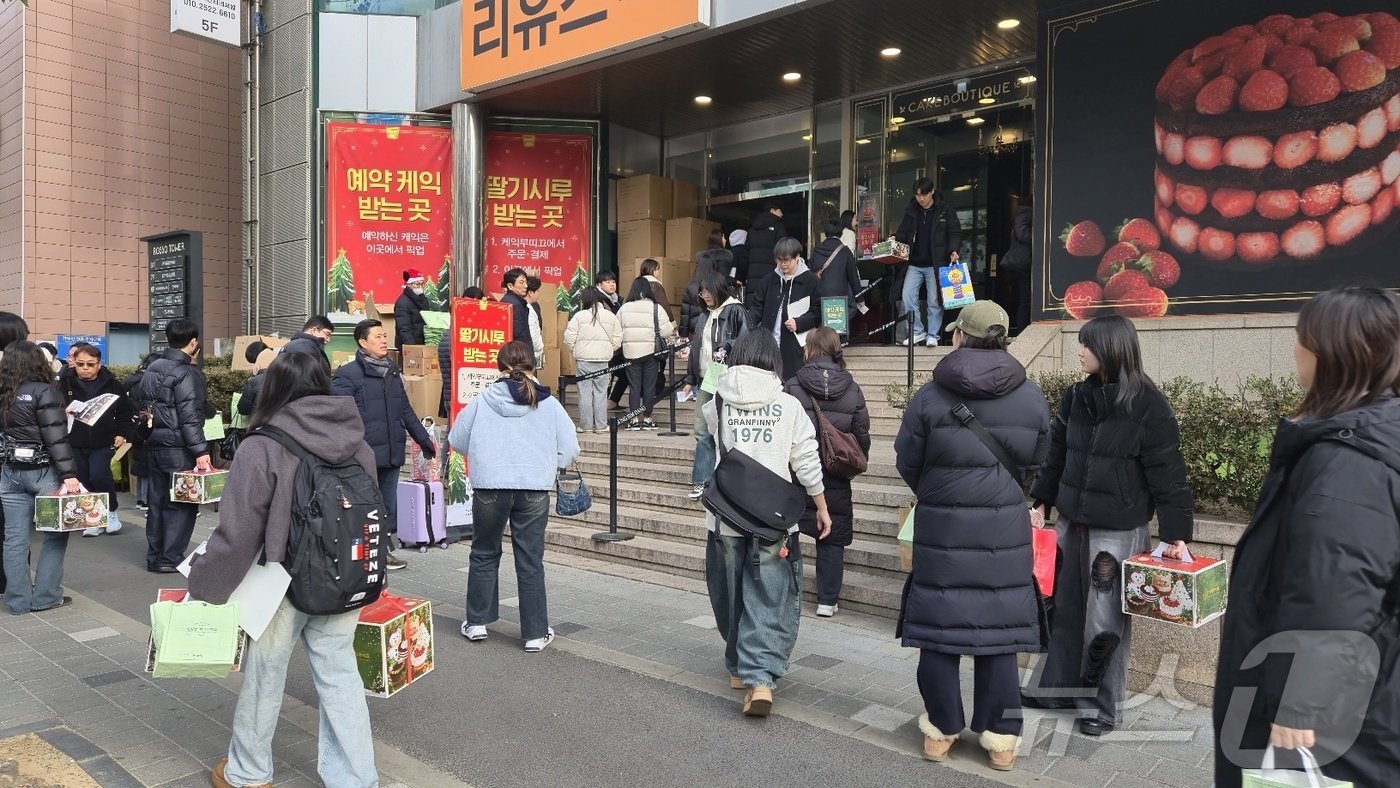   크리스마스인 25일 대전 중구 성심당에 케이크를 사러온 사람들이 줄을 서고 있다. 2024.12.25 /뉴스1 ⓒ News1 허진실 기자