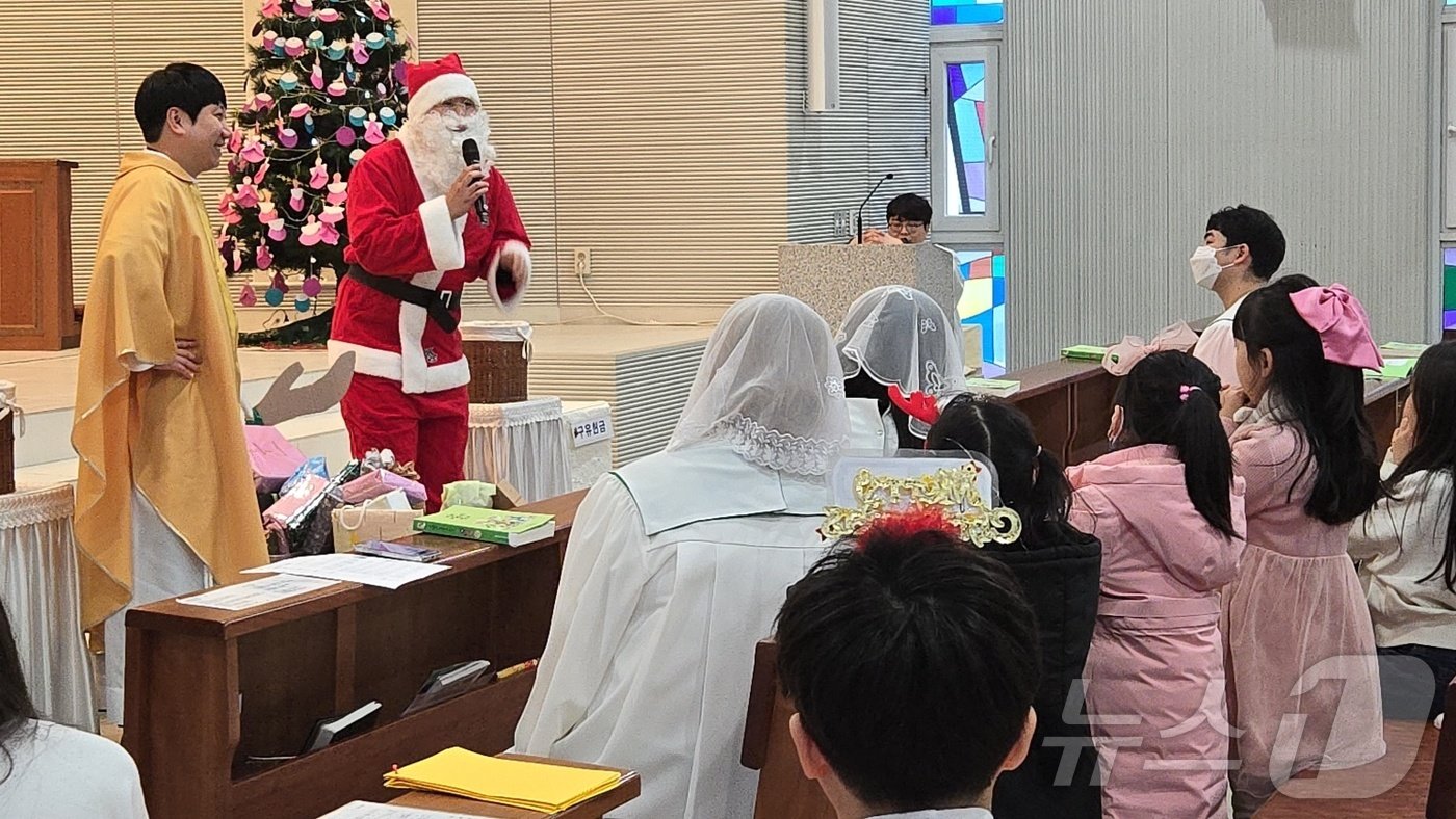 본문 이미지 -  크리스마스인 25일 대전 대사동성당에서 어린이들이 산타의 선물을 기다리고 있다. 2024.12.25 /뉴스1 ⓒ News1 허진실 기자