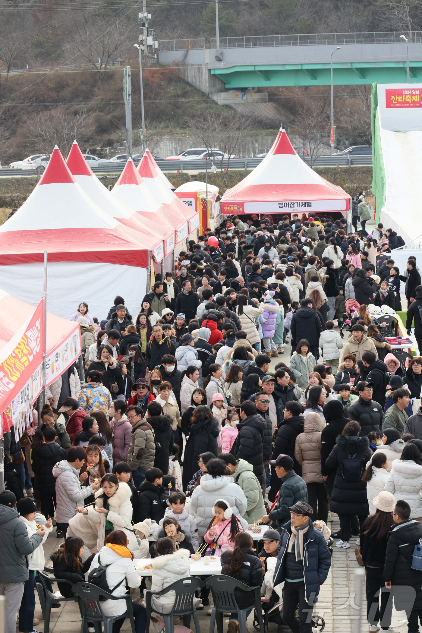 (임실=뉴스1) 유경석 기자 = 임실 산타축제 마지막 날인 25일 전북자치도 임실군 치즈테마파크를 찾은 관광객들이 각종 체험과 먹거리를 즐기며 즐거운 시간을 갖고 있다. (임실군청 …