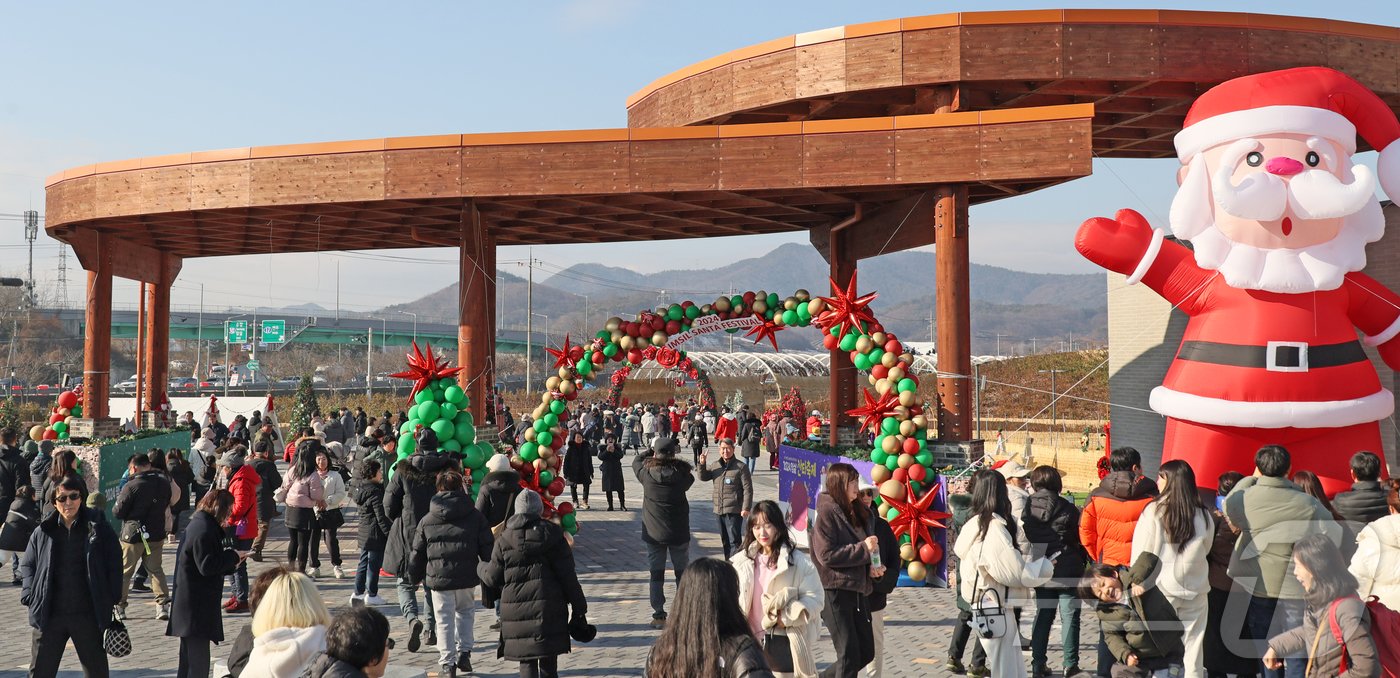 본문 이미지 - 임실 산타축제 마지막 날인 25일 전북자치도 임실군 치즈테마파크를 찾은 관광객들이 각종 체험과 먹거리를 즐기며 즐거운 시간을 갖고 있다. (임실군청 제공) 2024.12.25/뉴스1 ⓒ News1 유경석 기자