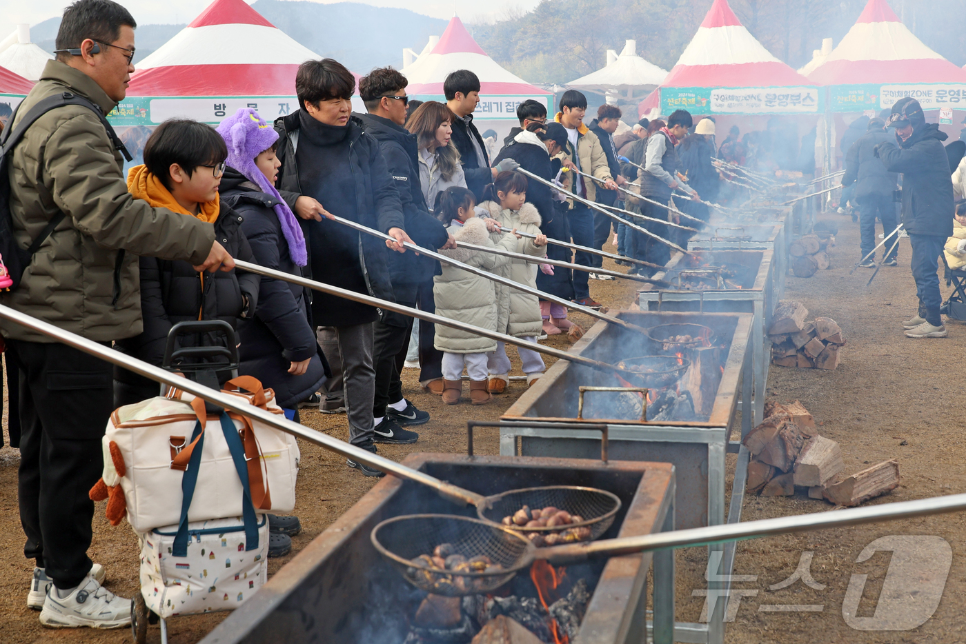 (임실=뉴스1) 유경석 기자 = 임실 산타축제 마지막 날인 25일 전북자치도 임실군 치즈테마파크를 찾은 관광객들이 각종 체험과 먹거리를 즐기며 즐거운 시간을 갖고 있다. (임실군청 …