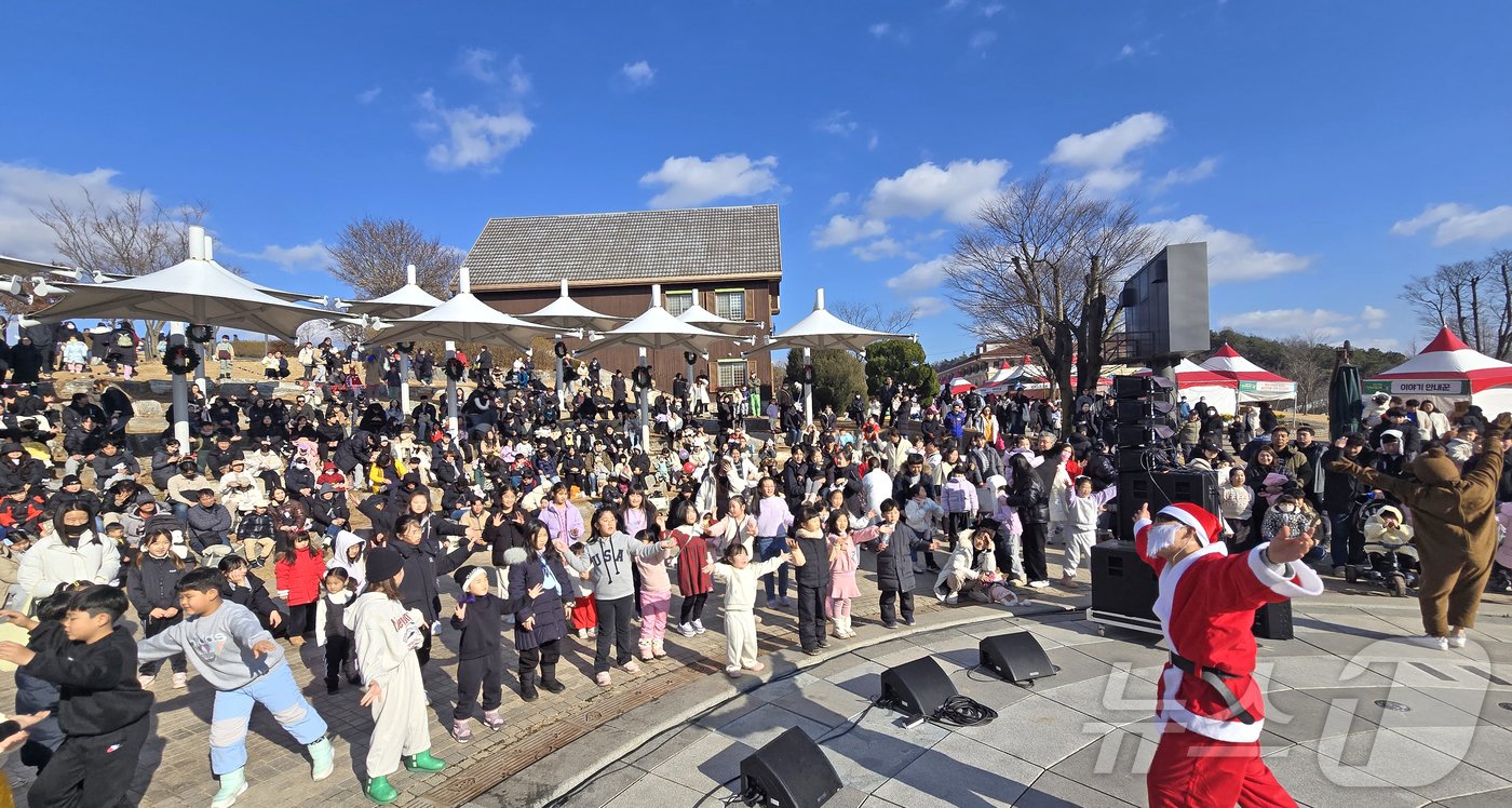 본문 이미지 - 임실 산타축제 마지막 날인 25일 전북자치도 임실군 치즈테마파크를 찾은 관광객들이 각종 체험과 먹거리를 즐기며 즐거운 시간을 갖고 있다. (임실군청 제공) 2024.12.25/뉴스1 ⓒ News1 유경석 기자
