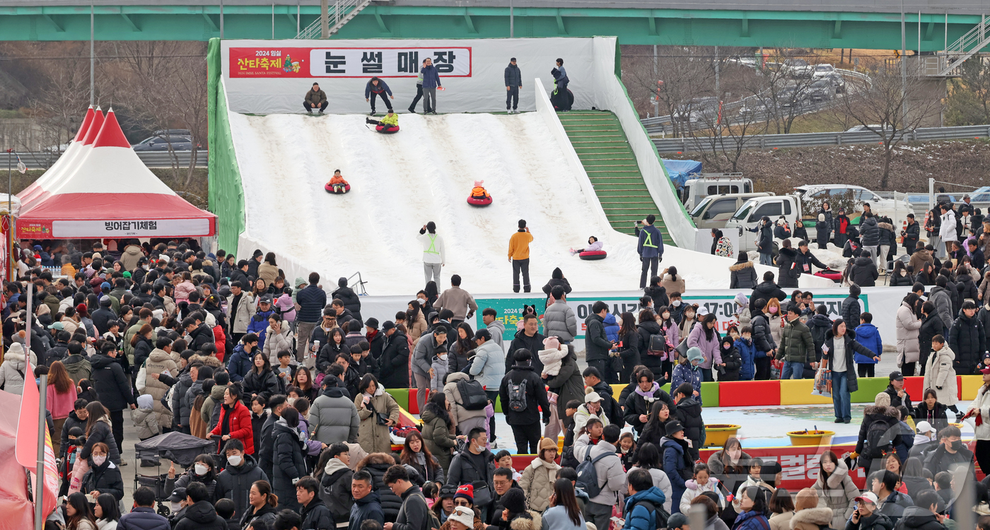 (임실=뉴스1) 유경석 기자 = 임실 산타축제 마지막 날인 25일 전북자치도 임실군 치즈테마파크를 찾은 관광객들이 각종 체험과 먹거리를 즐기며 즐거운 시간을 갖고 있다. (임실군청 …