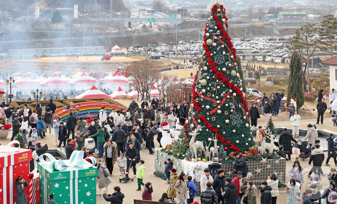 임실 산타축제 마지막 날인 25일 전북자치도 임실군 치즈테마파크를 찾은 관광객들이 각종 체험과 먹거리를 즐기며 즐거운 시간을 갖고 있다. &#40;임실군청 제공&#41; 2024.12.25/뉴스1 ⓒ News1 유경석 기자