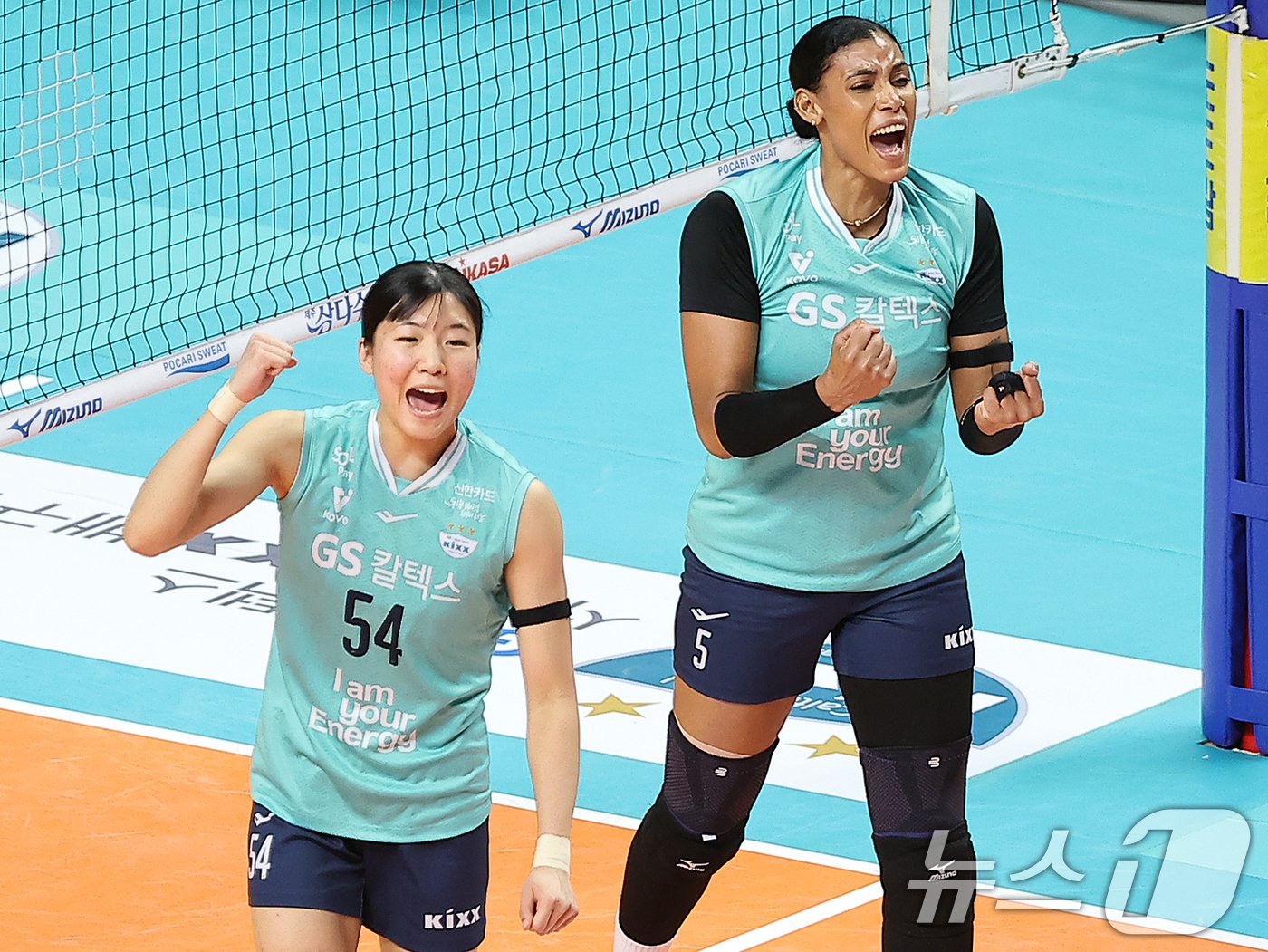 본문 이미지 - 성탄절인 25일 오후 서울 중구 동호로 장충체육관에서 열린 2024-2025 도드람 V리그 GS칼텍스와 현대건설의 경기, GS칼텍스 오세연과 실바가 블로킹으로 득점에 성공 후 환호하고 있다. 2024.12.25/뉴스1 ⓒ News1 김진환 기자