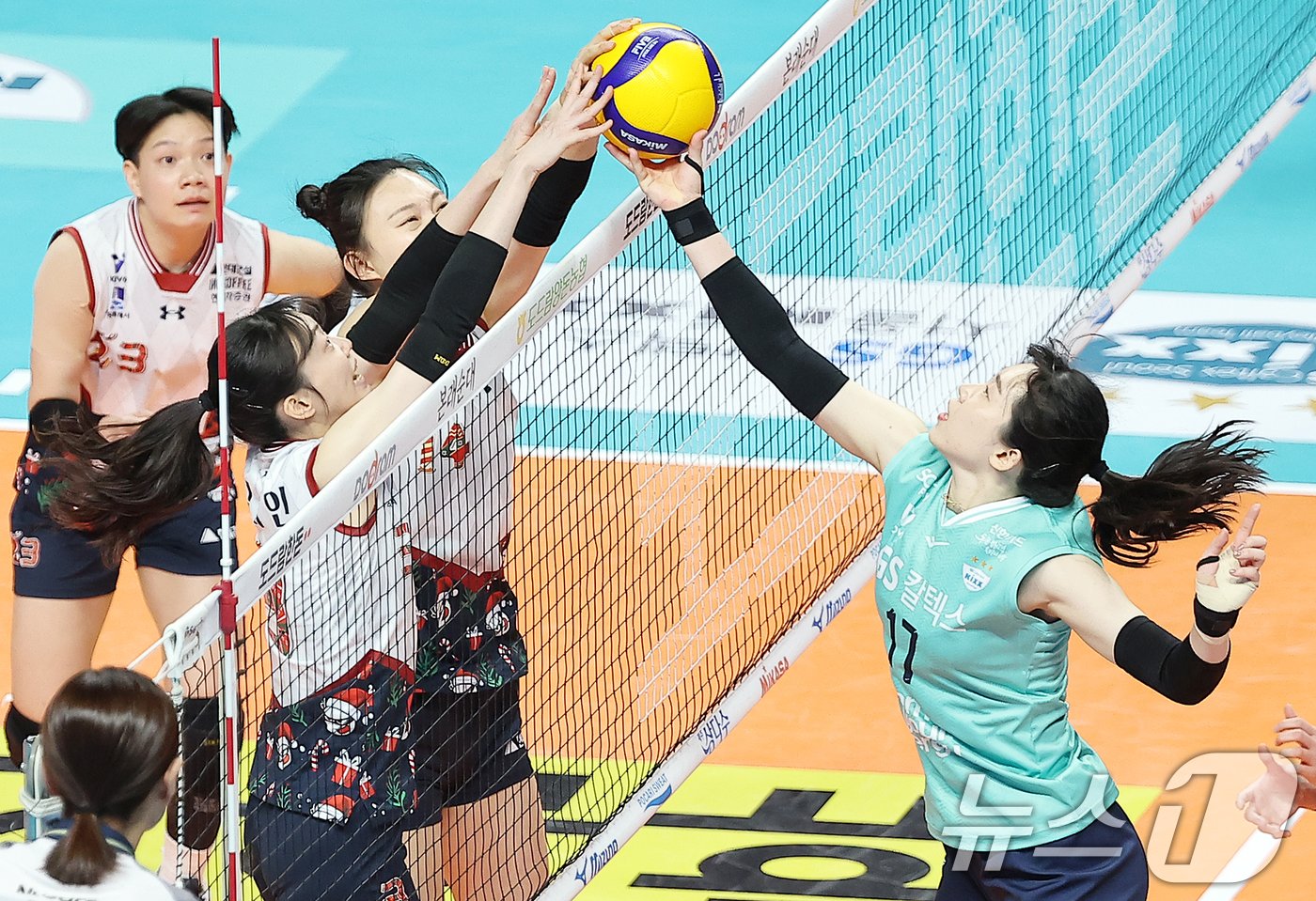 본문 이미지 - 성탄절인 25일 오후 서울 중구 동호로 장충체육관에서 열린 2024-2025 도드람 V리그 GS칼텍스와 현대건설의 경기, GS칼텍스 김미연이 1세트 현대건설 김다인, 양효진의 수비에 막히고 있다. 2024.12.25/뉴스1 ⓒ News1 김진환 기자