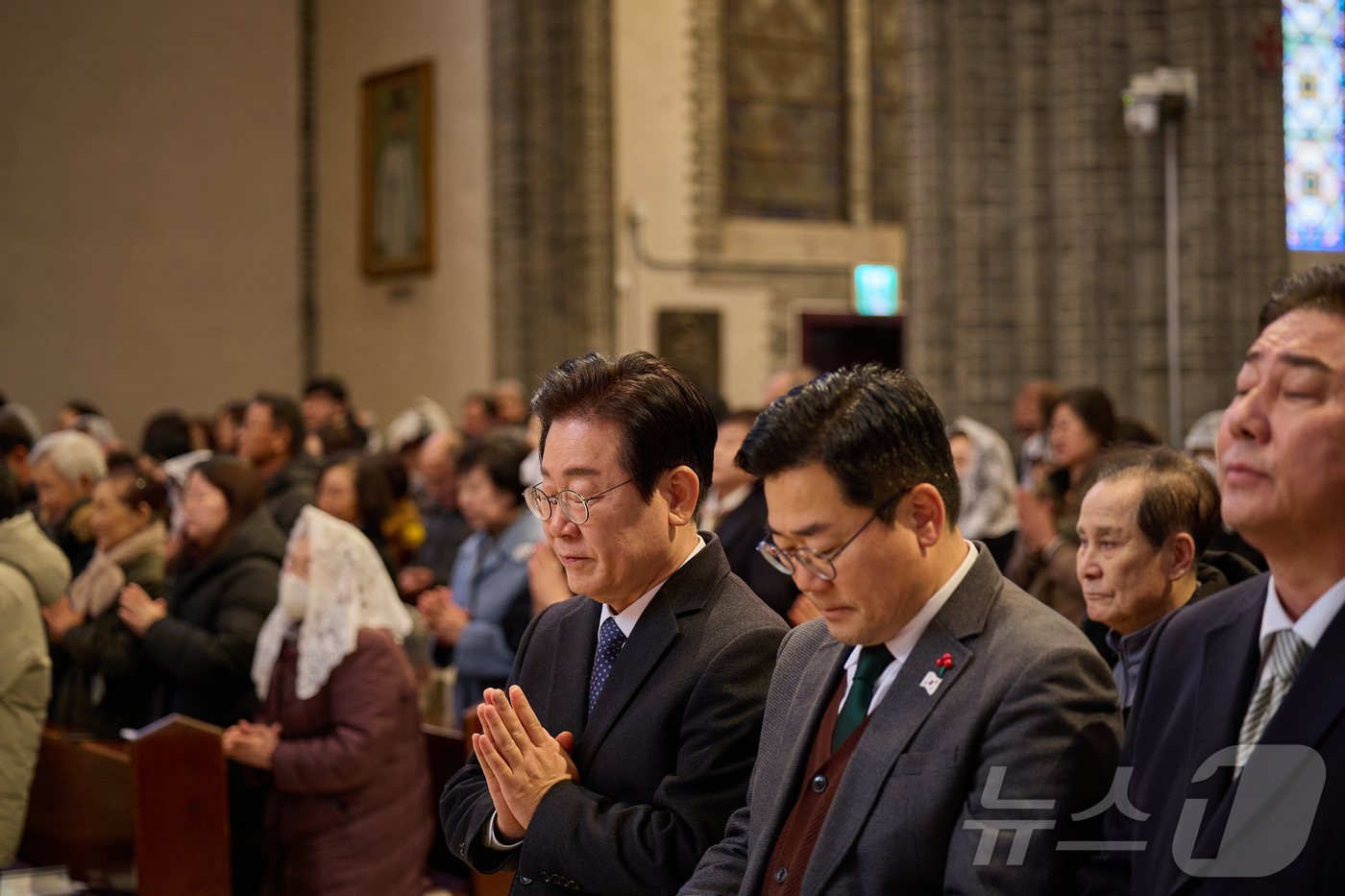 (서울=뉴스1) = 이재명 더불어민주당 대표와 박찬대 원내대표가 25일 서울 중구 명동성당에서 열린 주님 성탄 대축일 낮 미사에 참석해 기도하고 있다. (더불어민주당 제공) 202 …