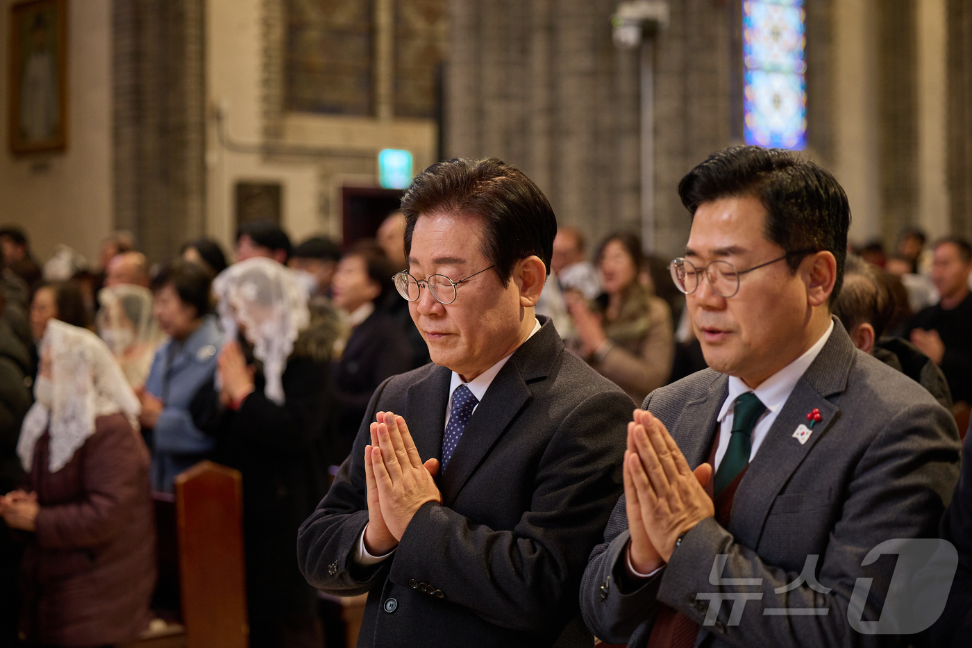 (서울=뉴스1) = 이재명 더불어민주당 대표와 박찬대 원내대표가 25일 서울 중구 명동성당에서 열린 주님 성탄 대축일 낮 미사에 참석해 기도하고 있다. (더불어민주당 제공) 202 …