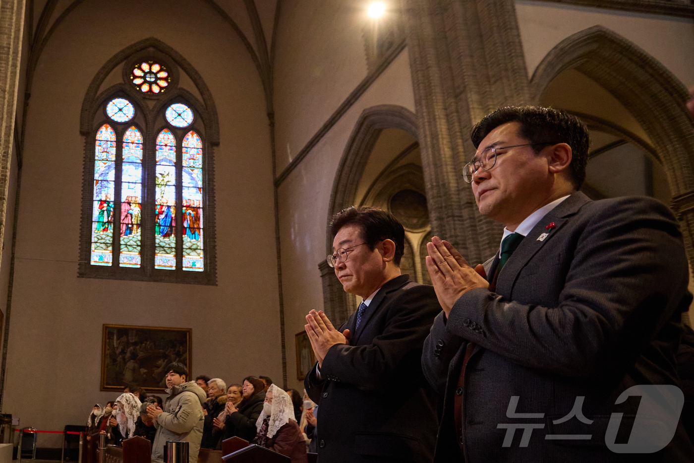 (서울=뉴스1) = 이재명 더불어민주당 대표와 박찬대 원내대표가 25일 서울 중구 명동성당에서 열린 주님 성탄 대축일 낮 미사에 참석해 기도하고 있다. (더불어민주당 제공) 202 …