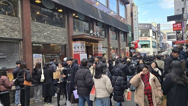 "3시간도 아깝지 않다"…지하상가까지 이어진 성심당 케이크 대기줄