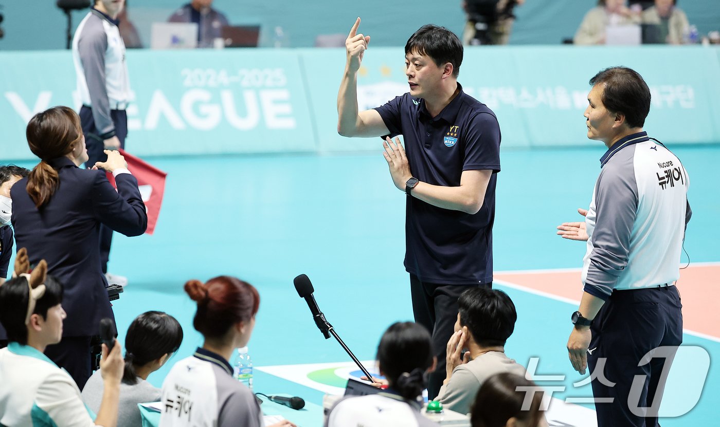 본문 이미지 - 성탄절인 25일 오후 서울 중구 동호로 장충체육관에서 열린 2024-2025 도드람 V리그 GS칼텍스와 현대건설의 경기, GS칼텍스 이영택 감독이 3세트 심판 판정에 대해 심판위원에게 강하게 어필하고 있다. 2024.12.25/뉴스1 ⓒ News1 김진환 기자