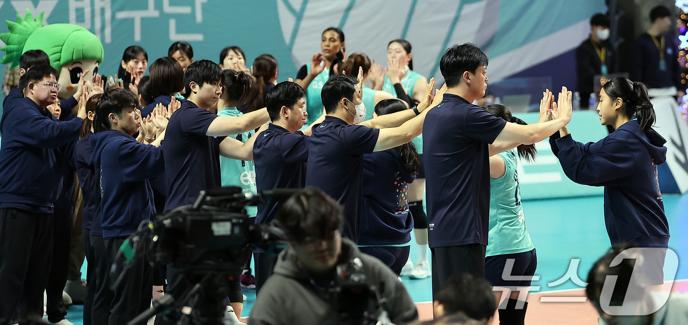 (서울=뉴스1) 김진환 기자 = 성탄절인 25일 오후 서울 중구 동호로 장충체육관에서 열린 2024-2025 도드람 V리그 GS칼텍스와 현대건설의 경기, 세트 스코어 0대3 패배하 …