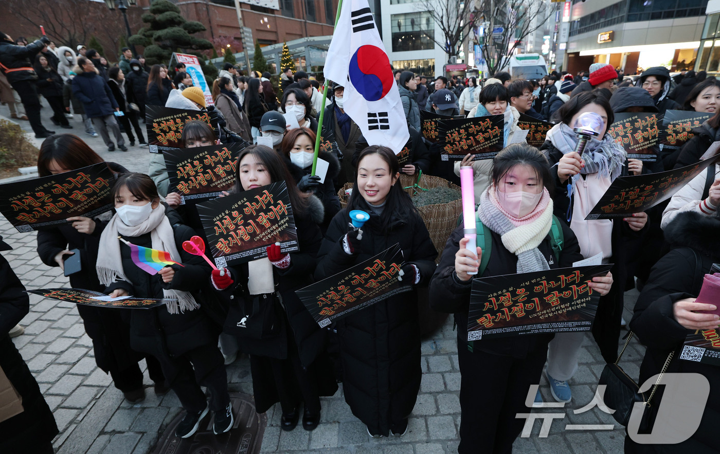 (서울=뉴스1) 박세연 기자 = 25일 오후 서울 중구 명동성당 앞에서 열린 윤석열 퇴진 촉구와 차별금지 집회에 참석한 시민들이 구호를 외치고 있다. 2024.12.25/뉴스1