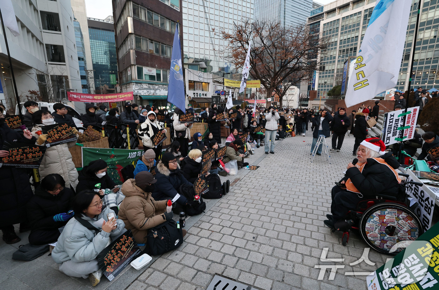 (서울=뉴스1) 박세연 기자 = 박경석 전국장애인차별차별철폐연대(전장연) 대표가 25일 오후 서울 중구 명동성당 앞에서 열린 윤석열 퇴진 촉구와 차별 금지 집회에서 발언을 하고 있 …