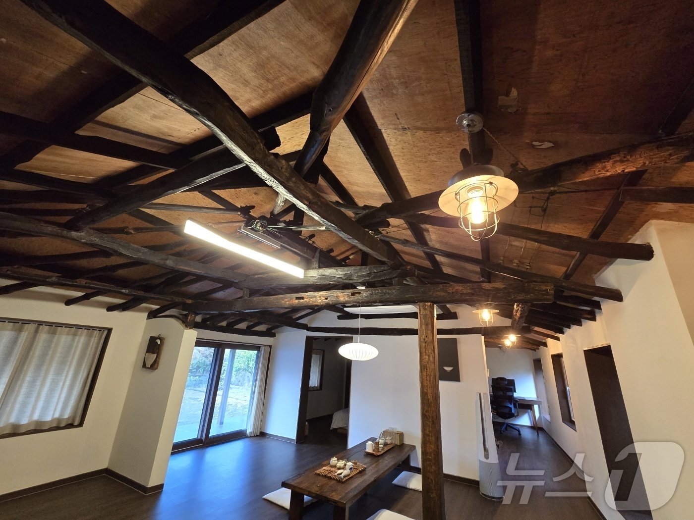 본문 이미지 - 류승룡 배우가 직접 고른 다기로 꾸며진 하천바람집 안거리의 다도실. 2024.12.18/뉴스1 ⓒ News1 강은성 기자