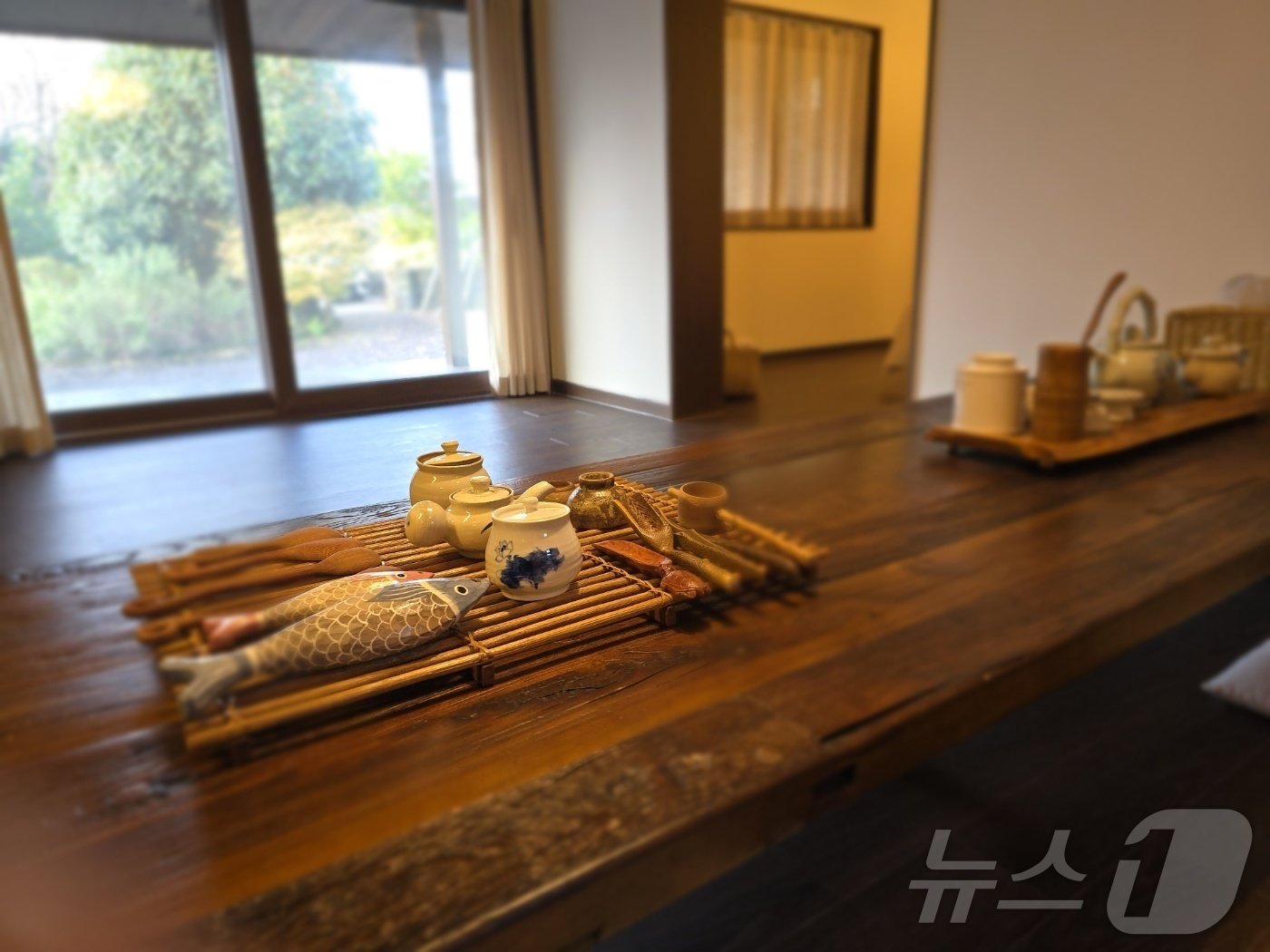 본문 이미지 - 류승룡 배우가 직접 고른 다기로 꾸며진 하천바람집 안거리의 다도실. 2024.12.18/뉴스1 ⓒ News1 강은성 기자
