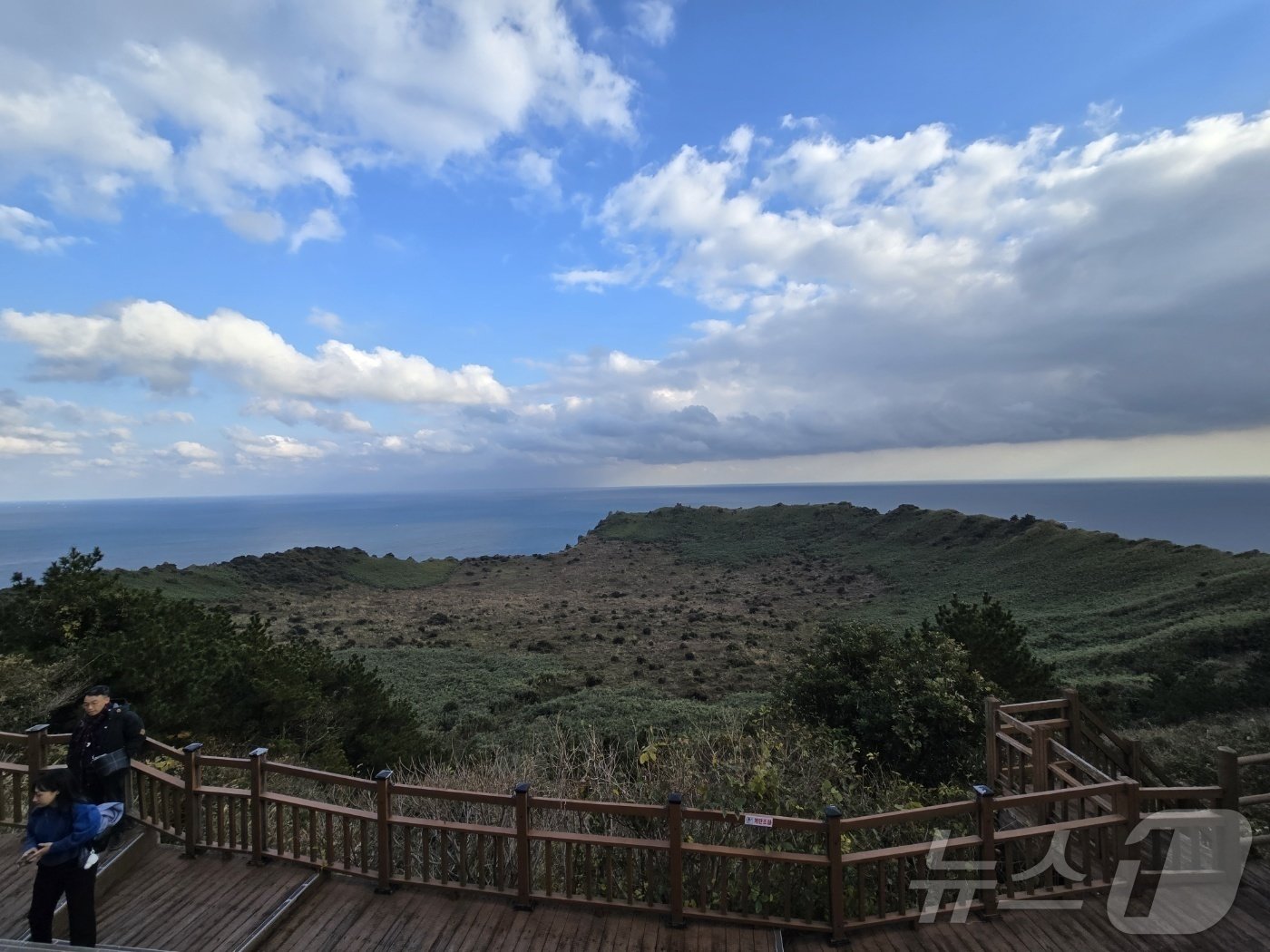 본문 이미지 - 제주 성산일출봉 정상에서 바라본 분화구 모습. 2024.12.18/뉴스1 ⓒ News1 강은성 기자