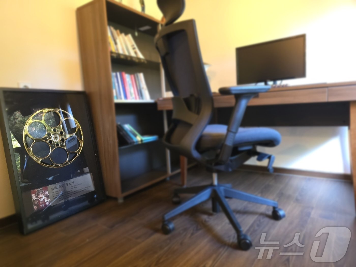 본문 이미지 - 류승룡 배우의 취향이 담긴 작은 서재. 영화 필름으로 꾸민 액자가 전시돼 있다.  2024.12.18/뉴스1 ⓒ News1 강은성 기자