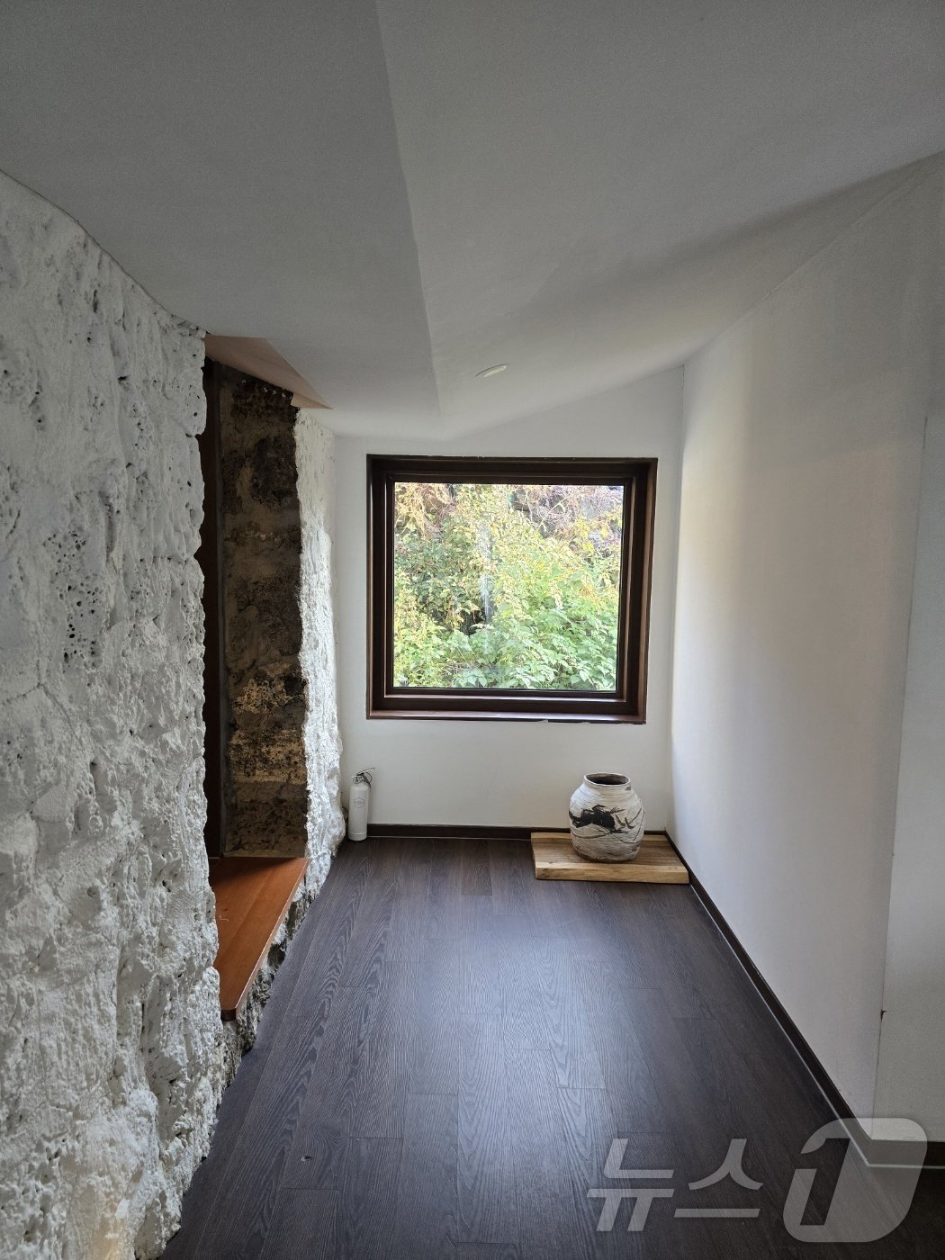 본문 이미지 - 현관문을 열고 들어서면 작은 복도가 정감을 더한다. 정면에 난 창은 제주의 자연을 담은 한폭의 액자 같다. 2024.12.18/뉴스1 ⓒ News1 강은성 기자