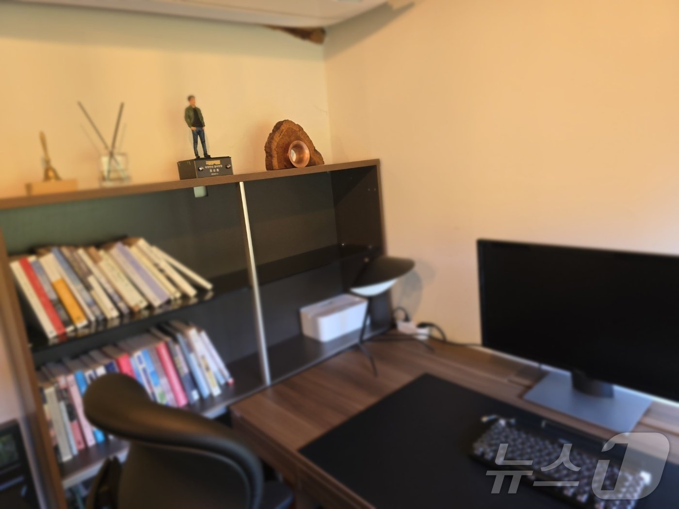 본문 이미지 - 류승룡 배우의 취향이 담긴 작은 서재. 배우가 읽던 책과 대본집, 피규어가 전시돼 있다. 2024.12.18/뉴스1 ⓒ News1 강은성 기자