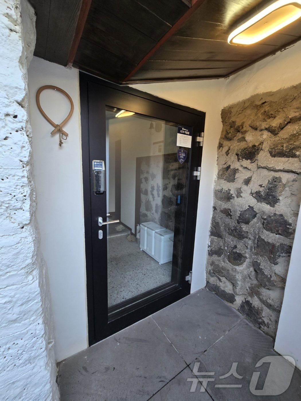 본문 이미지 - 하천바람집 안거리 현관모습. 모던하게 꾸며져 있고, 비대면 체크인을 통해 편리하게 출입할 수 있었다. 2024.12.18/뉴스1 ⓒ News1 강은성 기자