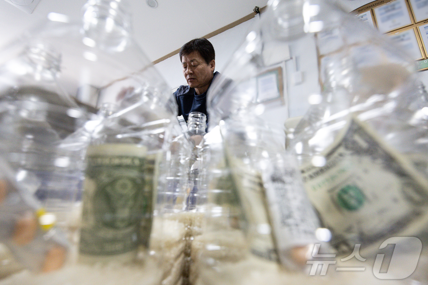 (서울=뉴스1) 이재명 기자 = 북한이 대남 오물 쓰레기 풍선을 올해 들어 32번째 보내며 남북 긴장감이 최고조에 이르고 있다.탈북민 단체인 ‘큰샘’은 한달에 두차례 강화도에서 북 …