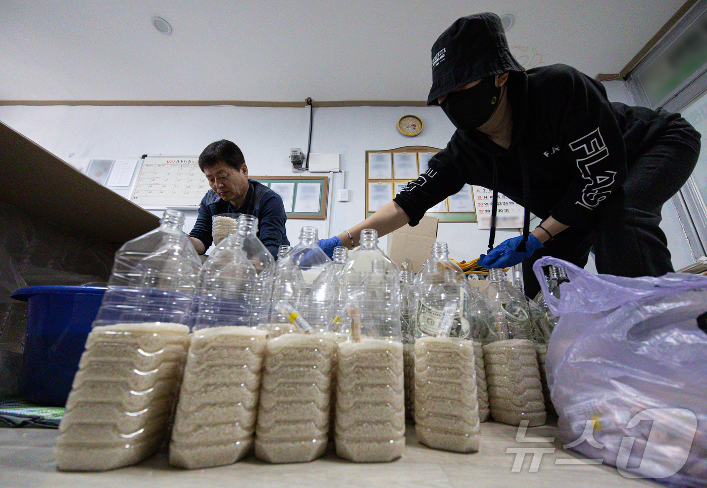 (서울=뉴스1) 이재명 기자 = 북한이 대남 오물 쓰레기 풍선을 올해 들어 32번째 보내며 남북 긴장감이 최고조에 이르고 있다.탈북민 단체인 ‘큰샘’은 한달에 두차례 강화도에서 북 …